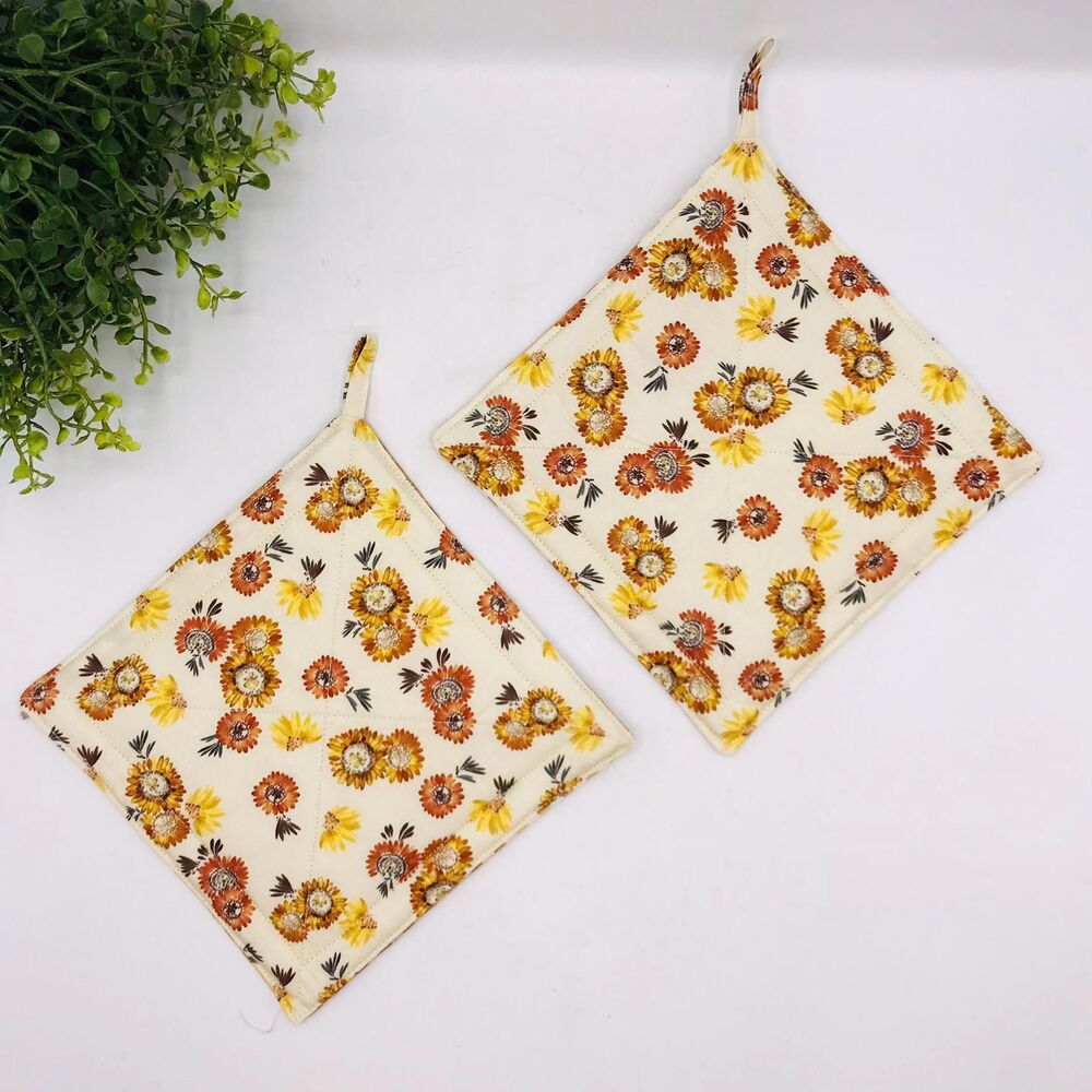 Set of 2 Square Potholders Neutral Creams Strawflowers Cottage Baking Set 7x7